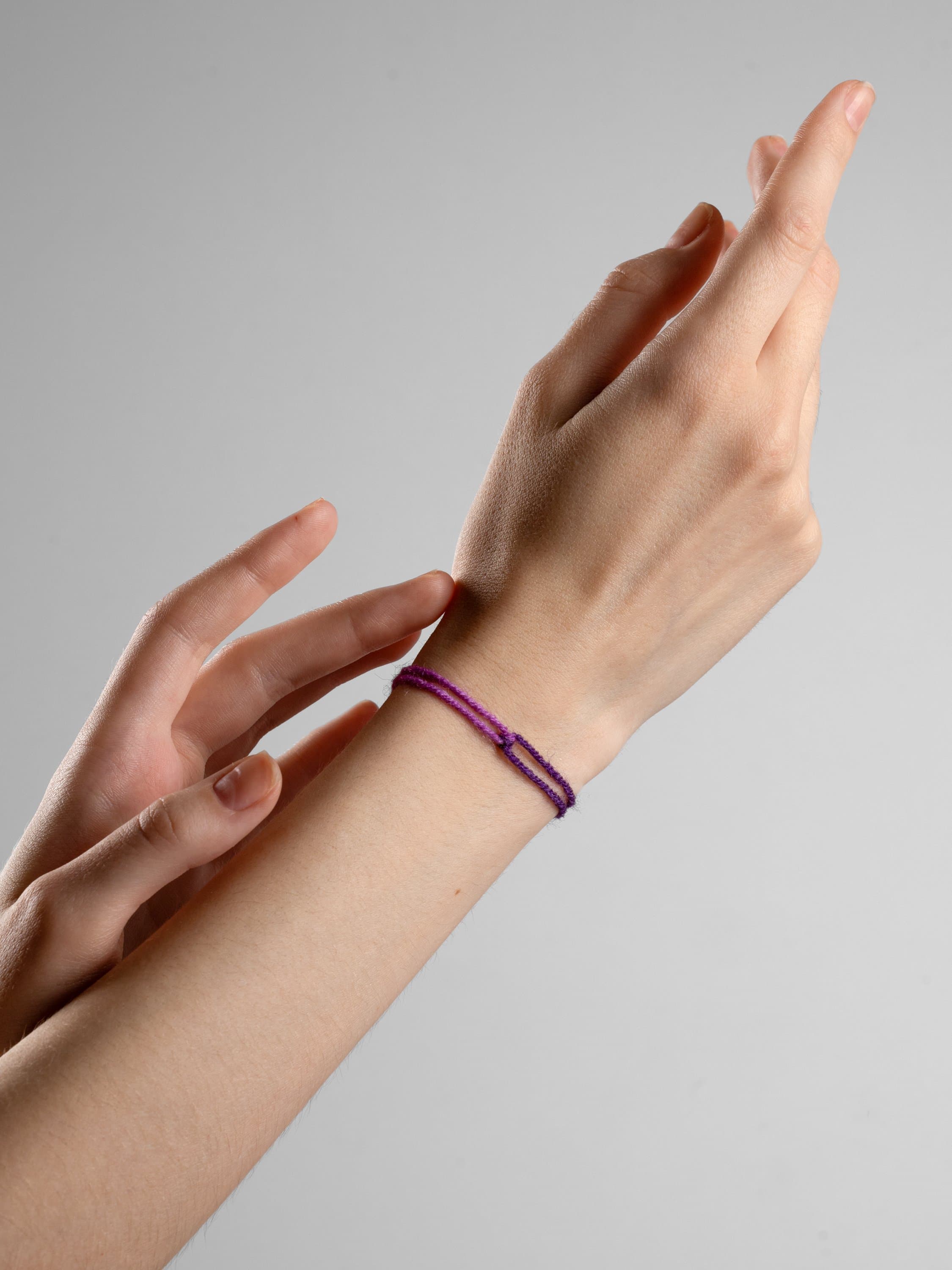 Розово-фиолетовые нити-оберег