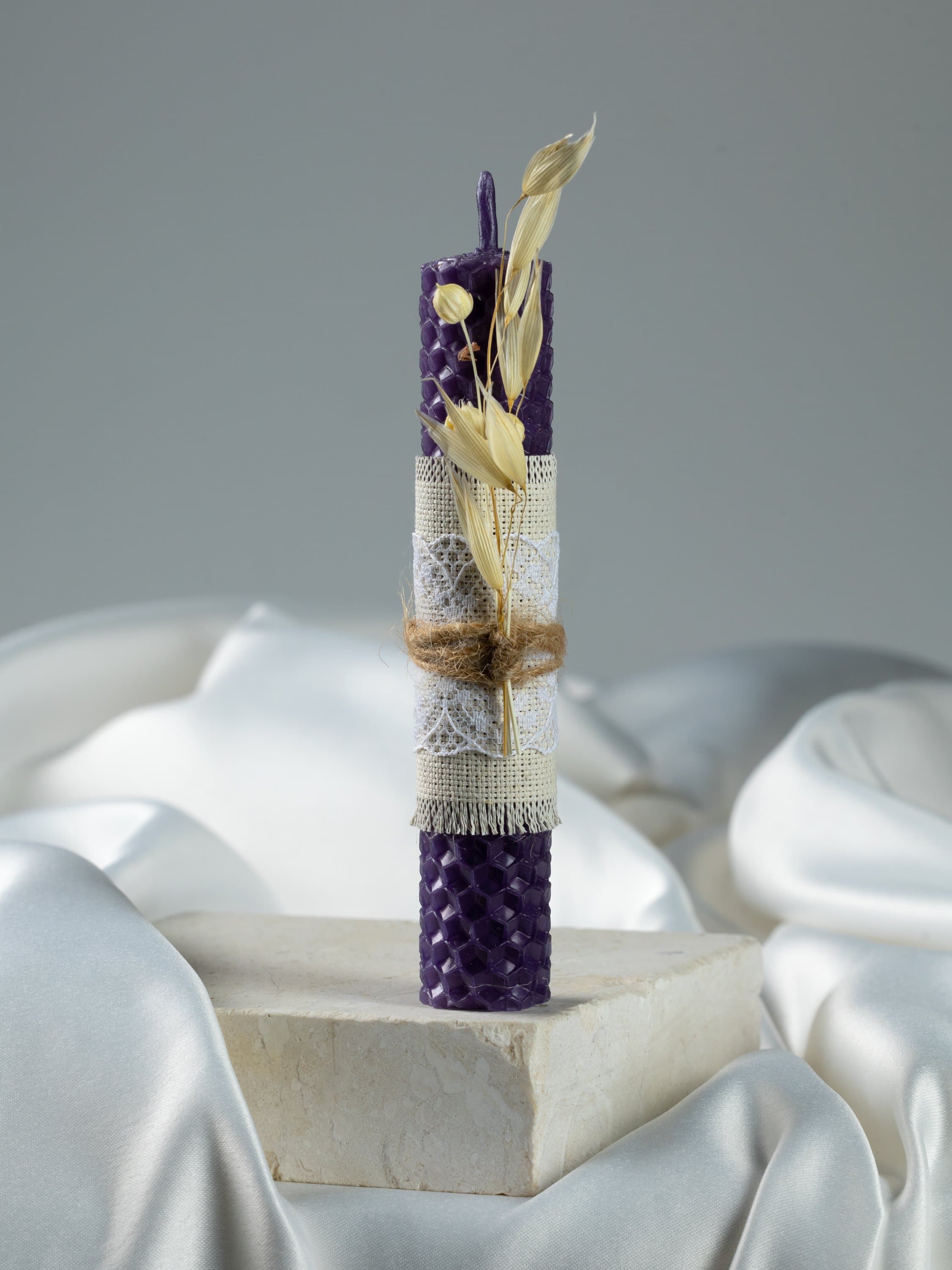 Фиолетовая свеча из вощины