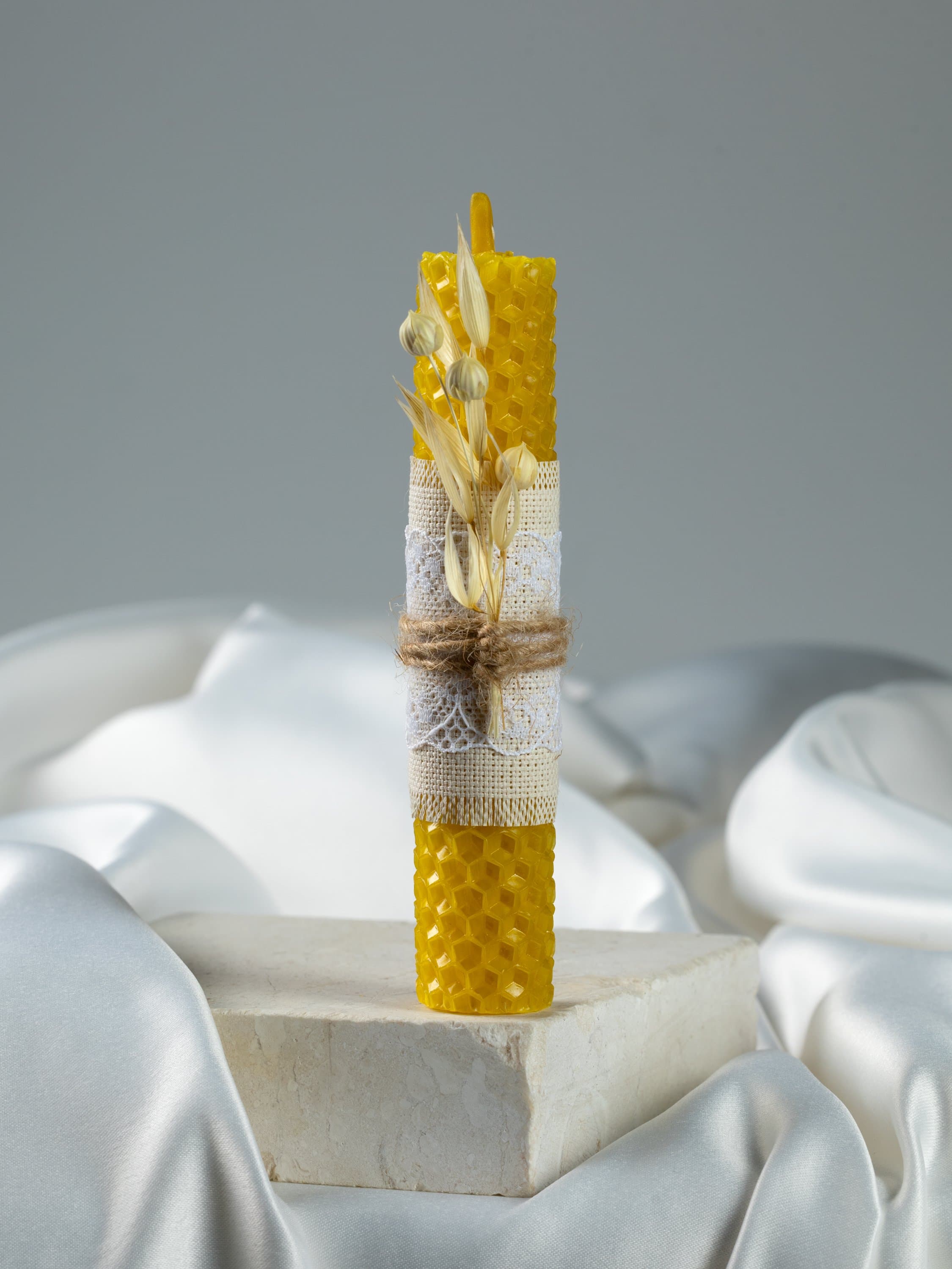 Жёлтая свеча из вощины