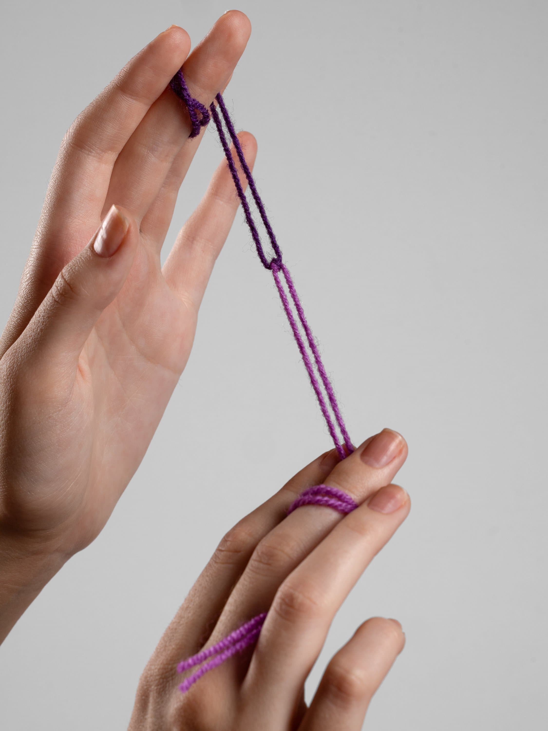 Розово-фиолетовые нити-оберег